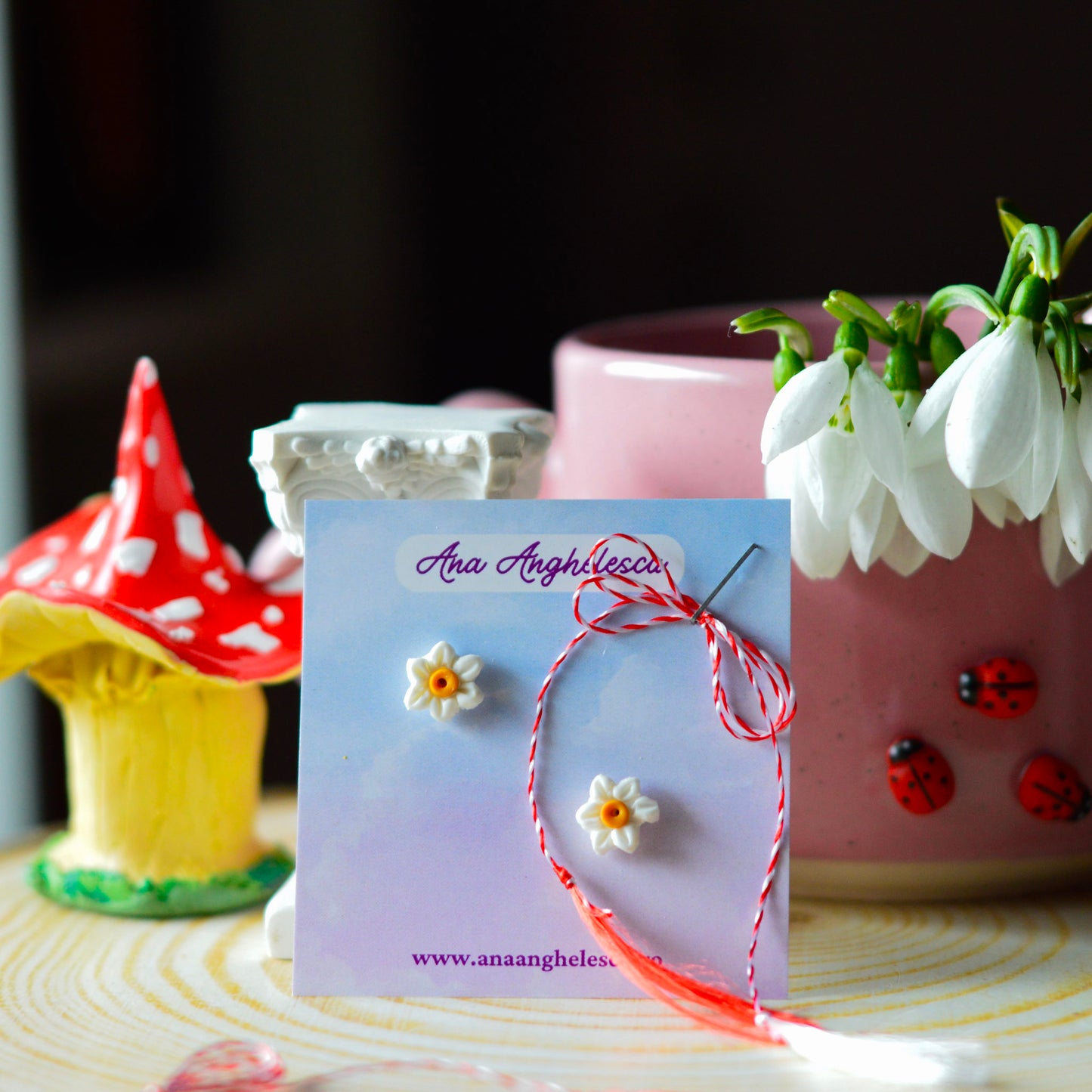 Cercei stud narcisă albă