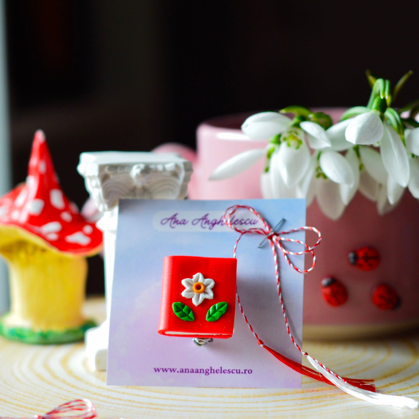 Mărțișor carte roșie cu narcisă