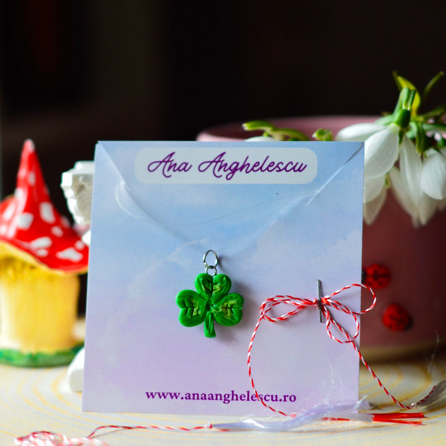 Colier la baza gâtului cu trifoi