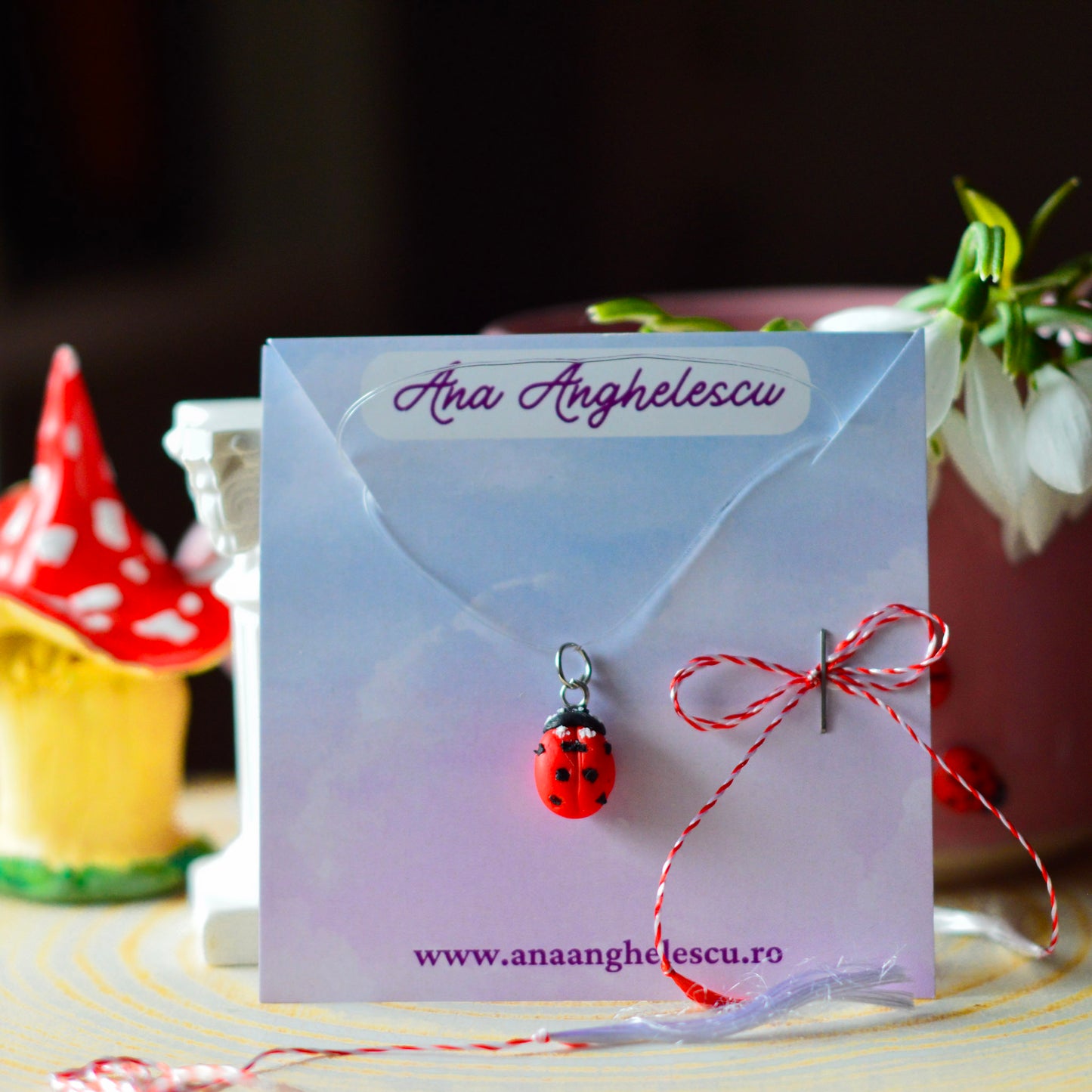 Colier la baza gâtului cu buburuză