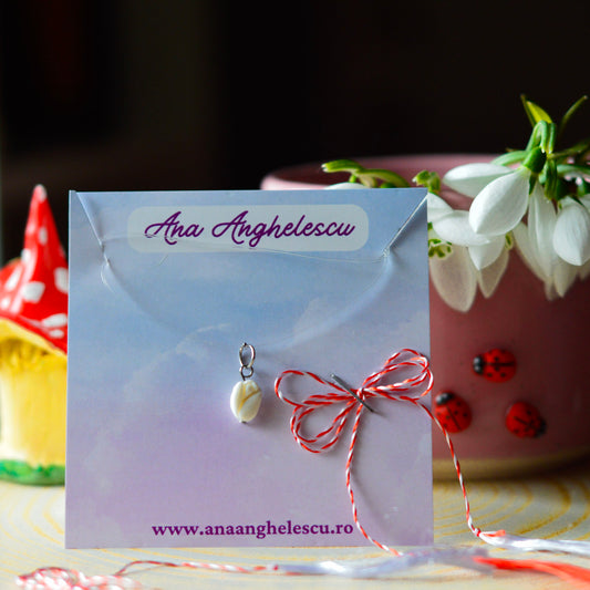 Colier la baza gâtului cu lalea albă