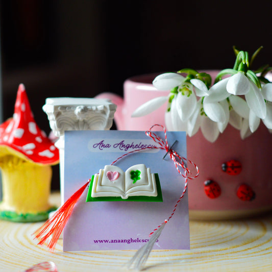 Mărțișor carte deschisă