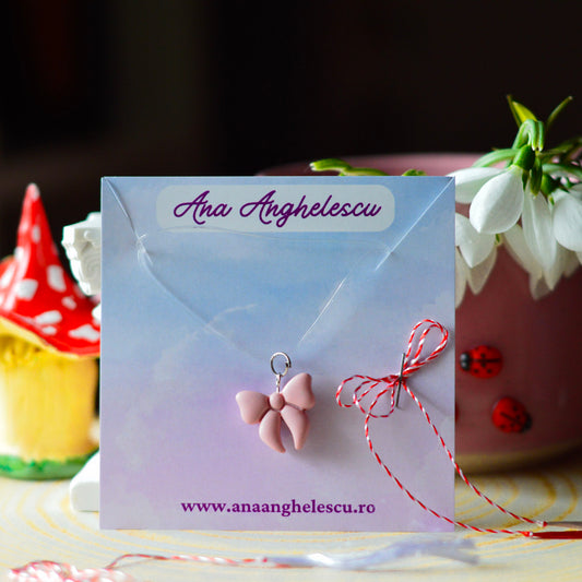 Colier la baza gâtului cu fundiță