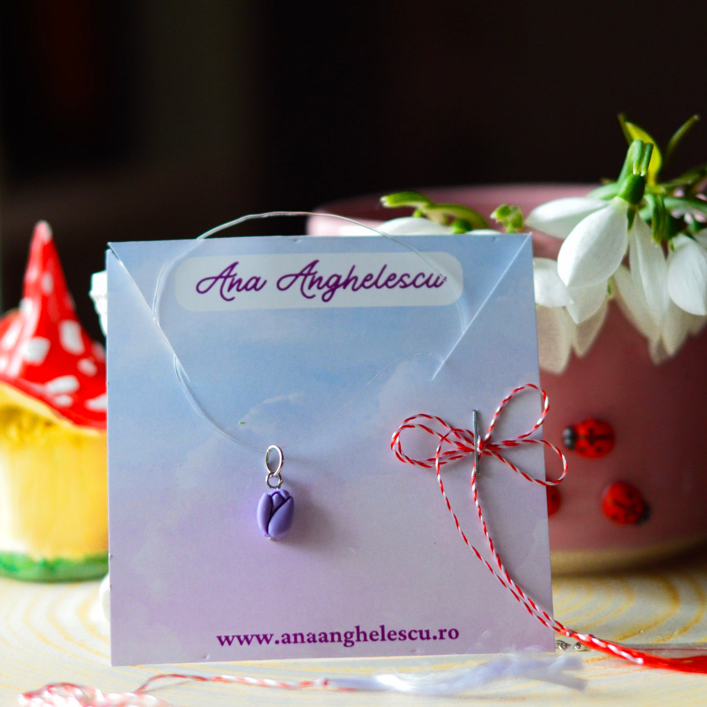 Colier la baza gâtului cu lalea mov